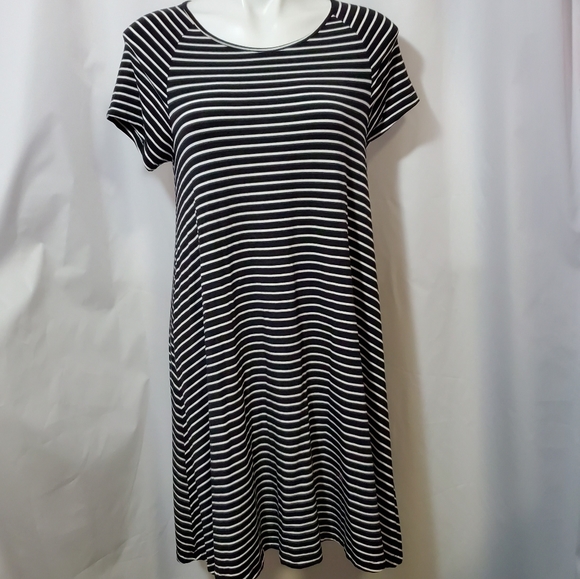 Old Navy Dresses & Skirts - Old Navy black and white swing dress,SizeM
